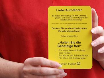 Gelbe Karte für Falschparker: Gelbe Karte Clip 39fcf652