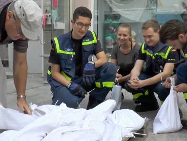 Füllen, werfen und gewinnen: Thw Sandsack Clip 5751ba88