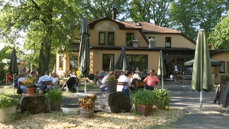 Zurück im Biergarten: Biergarten Clip 2045109b