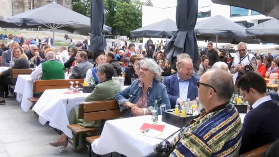 Spektakel zur Eröffnung: Marktplatz 2 Clip 711c20aa