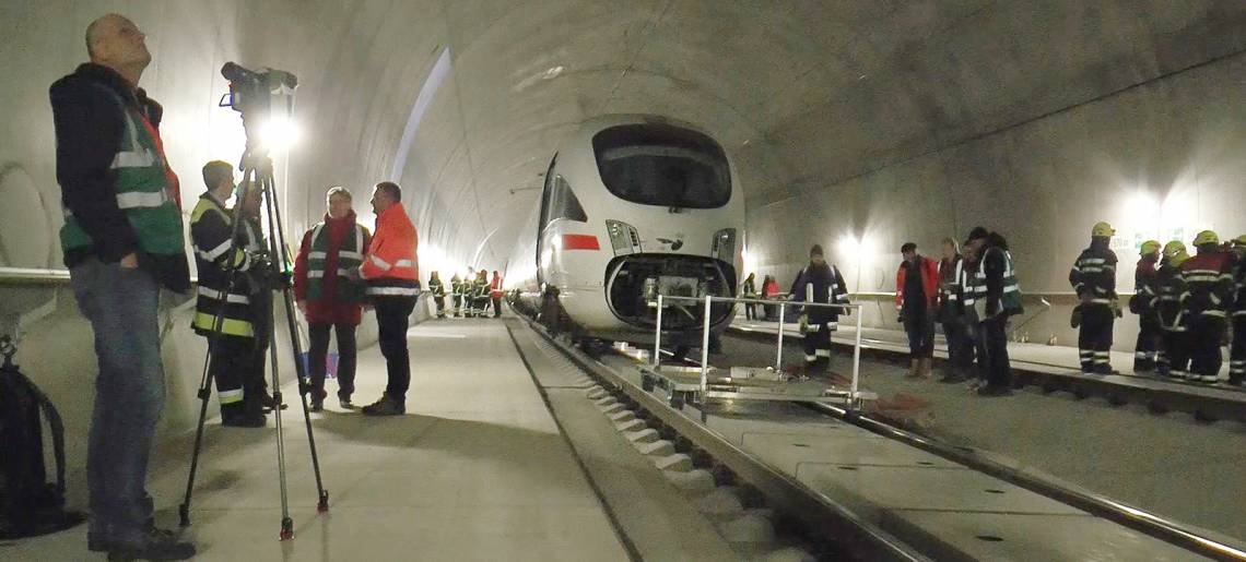 Proben für den Ernstfall: Ice Tunnel Clip 2 Ad145154