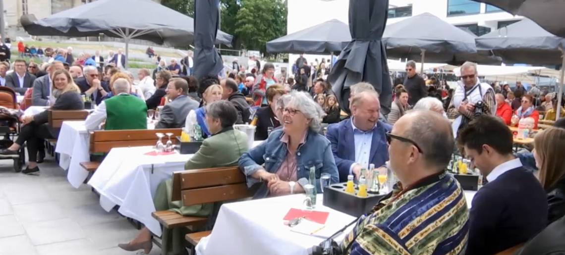 Spektakel zur Eröffnung: Marktplatz 2 Clip 711c20aa