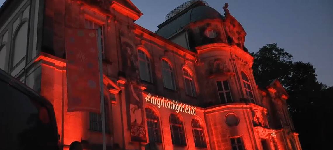 Eine Branche sieht rot: Night Clip 6c290356